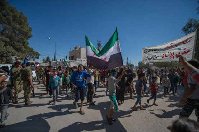 Suriyeliler PYD'yi protesto etti