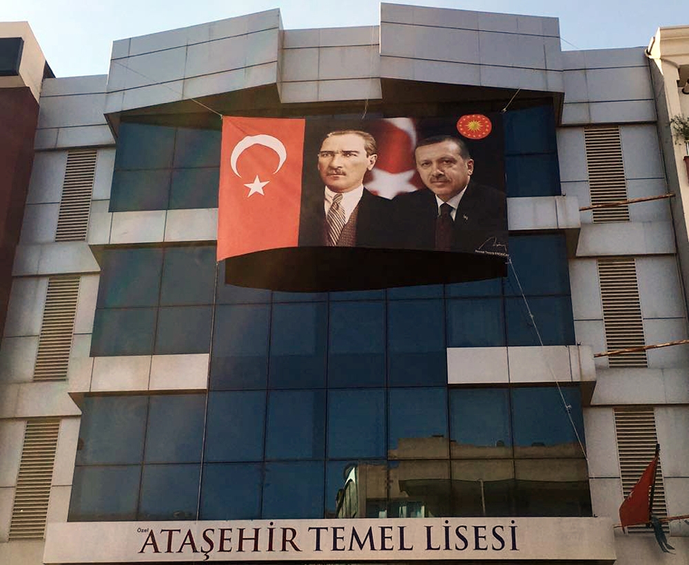 FETÖ´nün okuluna Atatürk ve Erdoğan´ın resimleri asıldı