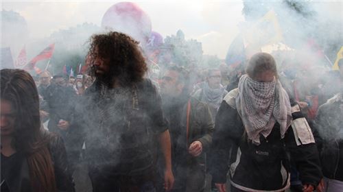 Fransa polisi gaz bombası görüntüsünü sildirdi