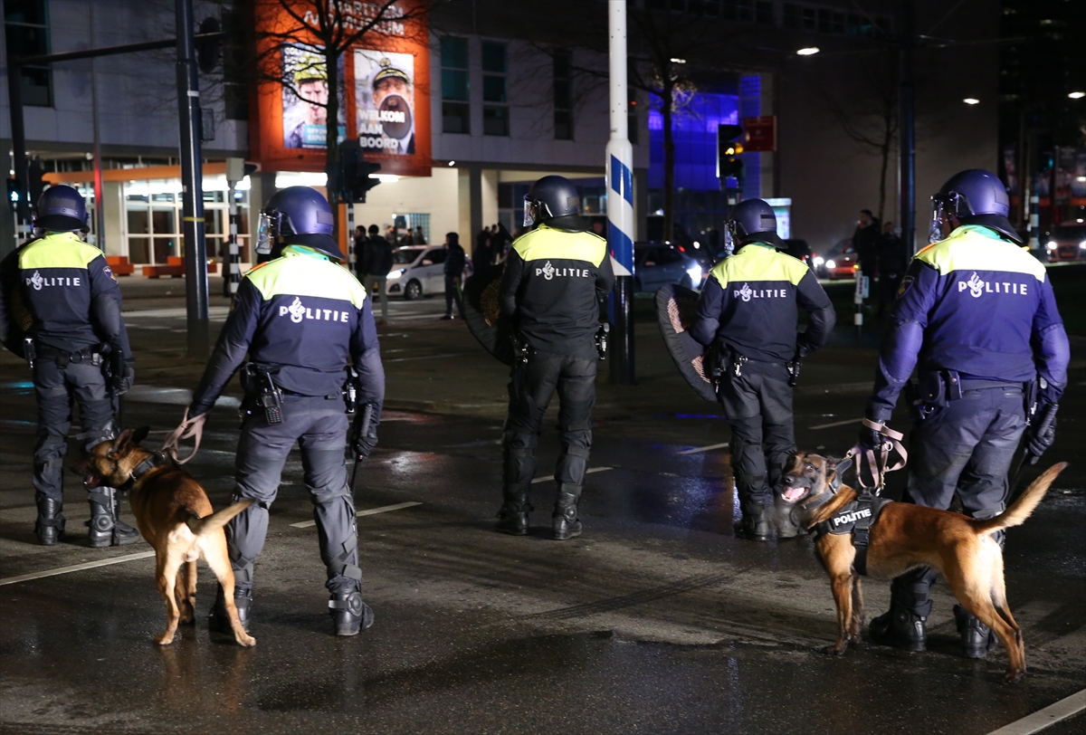 Hollanda'da Türk vatandaşlarına polis köpekli müdahale