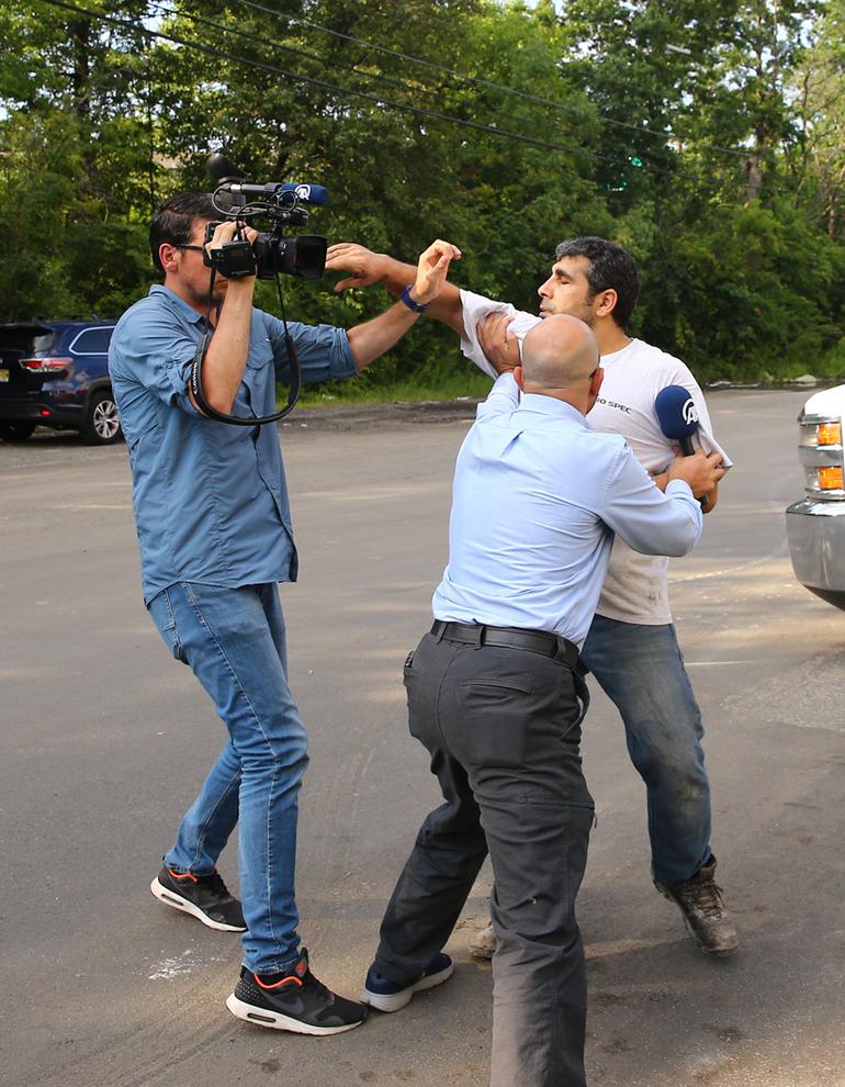 FETÖ'cü iş adamı basılınca AA kameramanına saldırdı