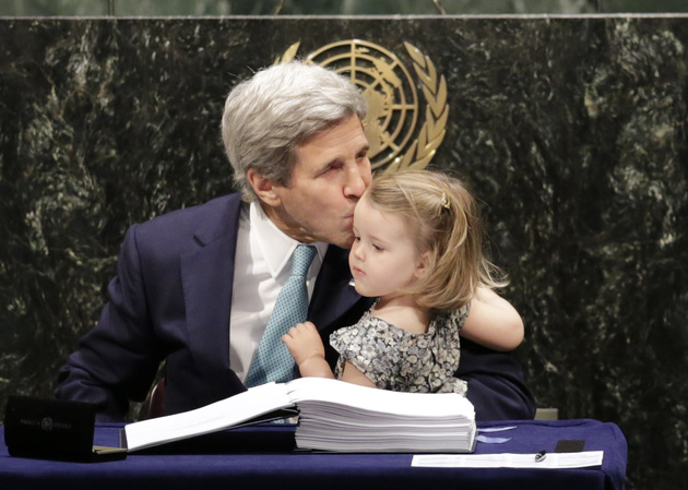 Kerry iklim anlaşmasını kucağında torunuyla imzaladı