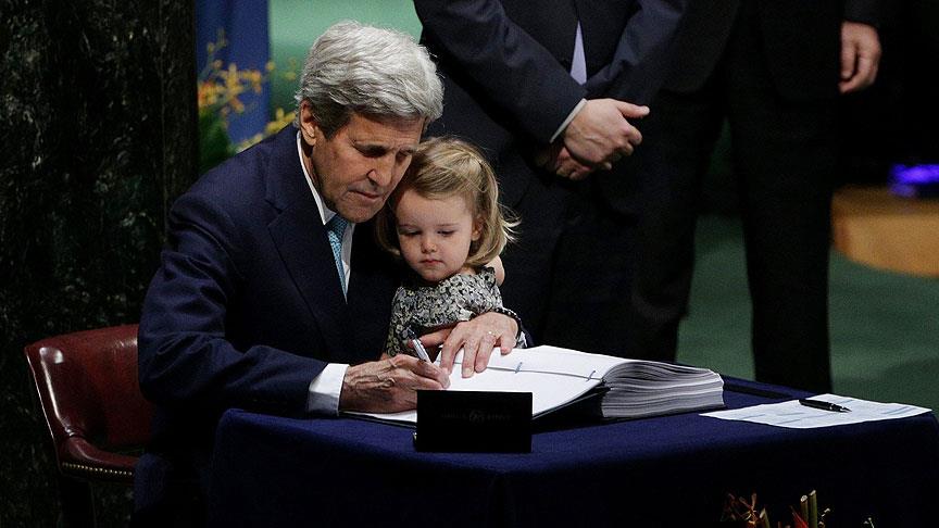Kerry iklim anlaşmasını kucağında torunuyla imzaladı