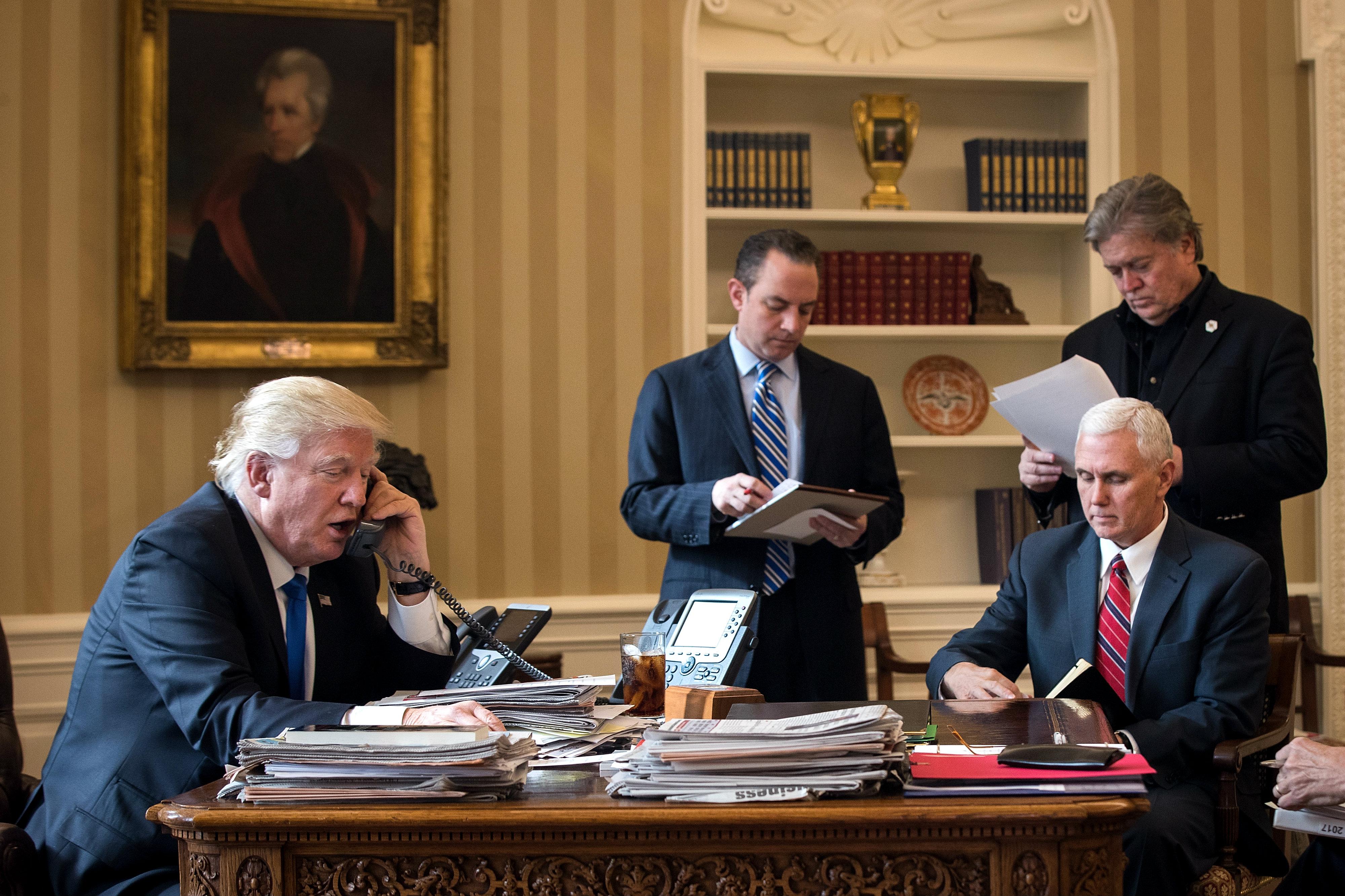 Trump'ın masasındaki kırmızı düğmenin işlevi