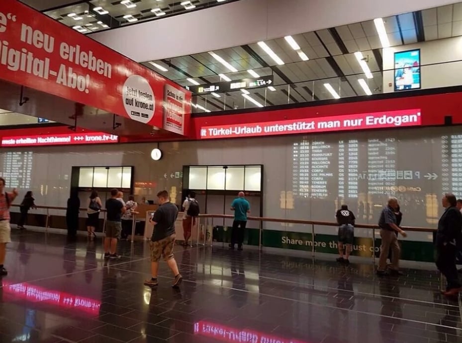 Viyana Havalimanı'nda skandal yazı