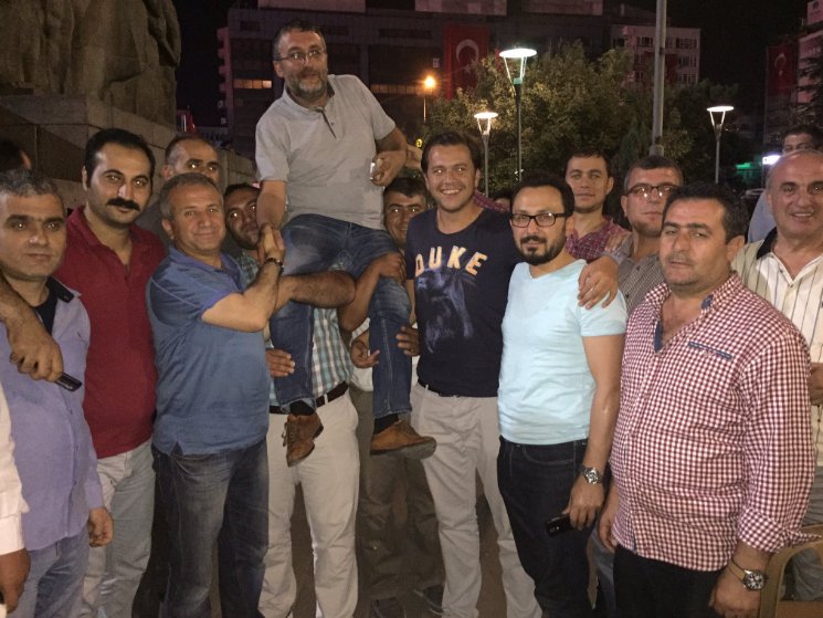 Atalay Demirci'nin yüzüne tüküren muhabir omuzlarda
