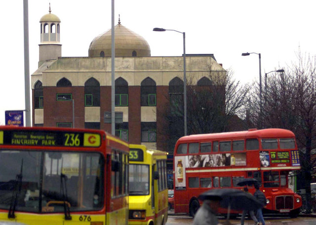 Londra'da minibüs camiden çıkan cemaatin arasına daldı