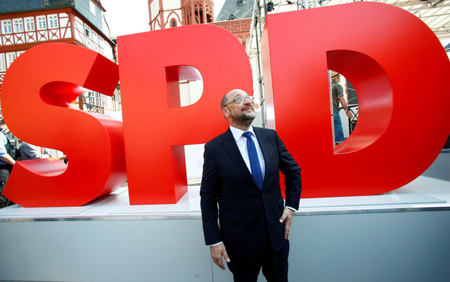 Alman başbakan adayı Schulz yine Türkiye'ye yüklendi