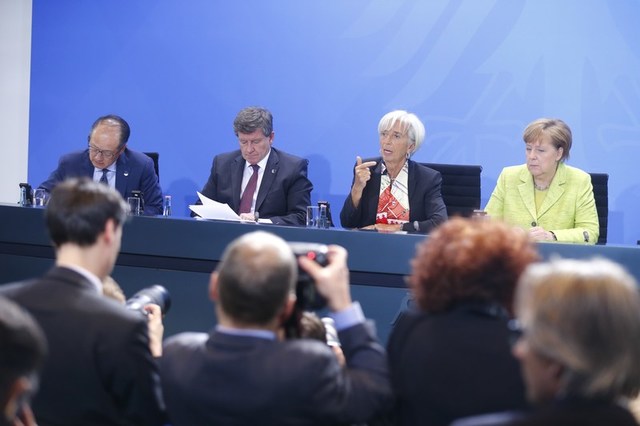 Merkel Berlin'de ekonominin zirve isimleriyle buluştu