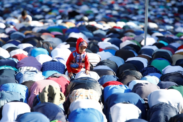 Moskova'da yaşayan Müslümanlar camilere akın etti