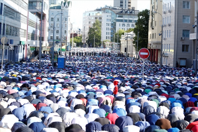 Moskova'da yaşayan Müslümanlar camilere akın etti