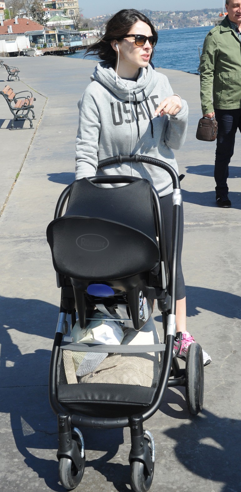 Nur Fettahoğlu kızı Elisa Güzin ile yürüyüşte