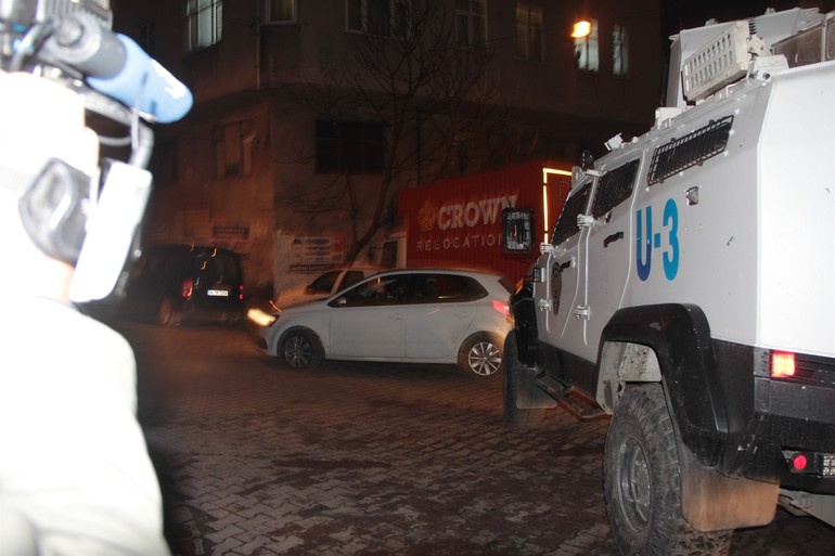 İstanbul'da 6 yerde polise eş zamanlı silahlı saldırı