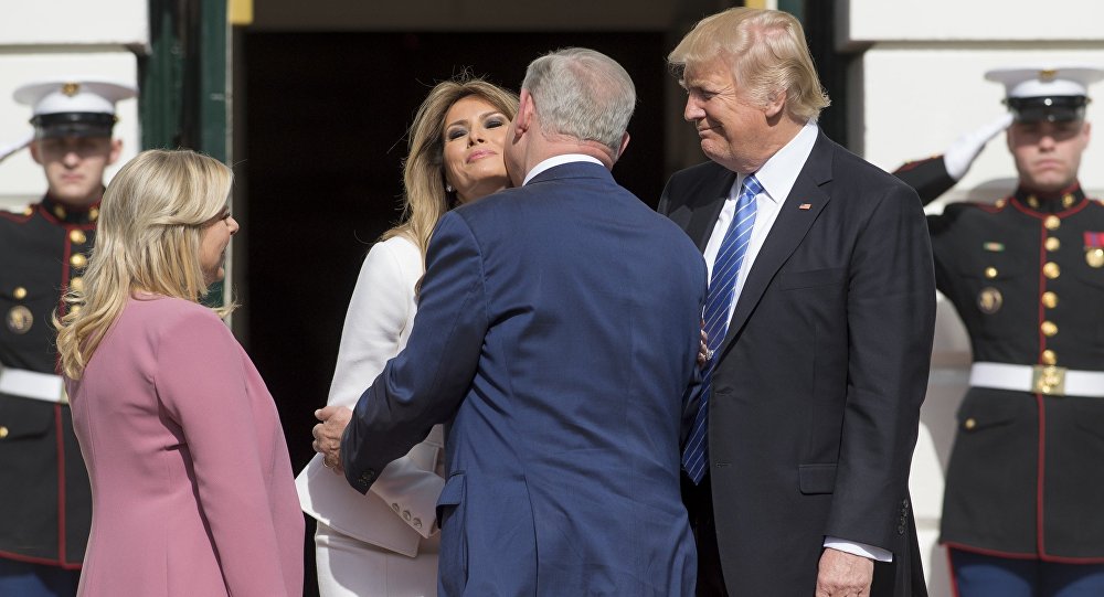 Trump ile Netanyahu'nun karşılaşmasında öpücük problemi