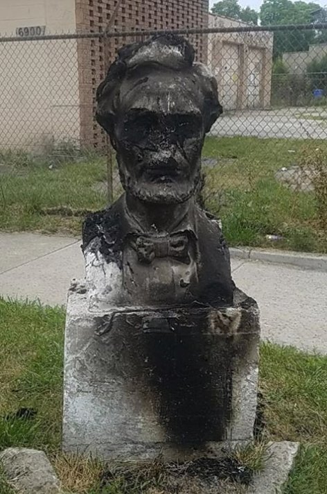 ABD'de Lincoln heykeline saldırı