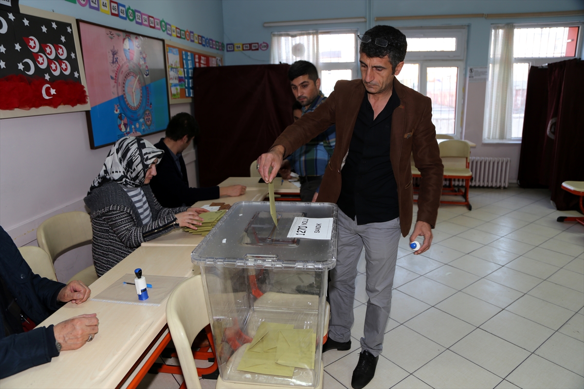 Türkiye referandum için sandık başında