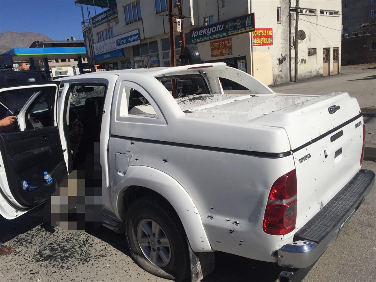Van'da öldürülen teröristler belediye aracından çıktı