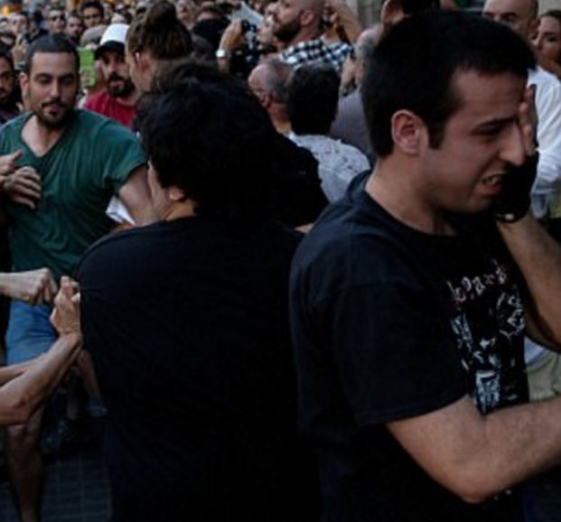 Barselona'daki anma töreninde yumruklu kavga