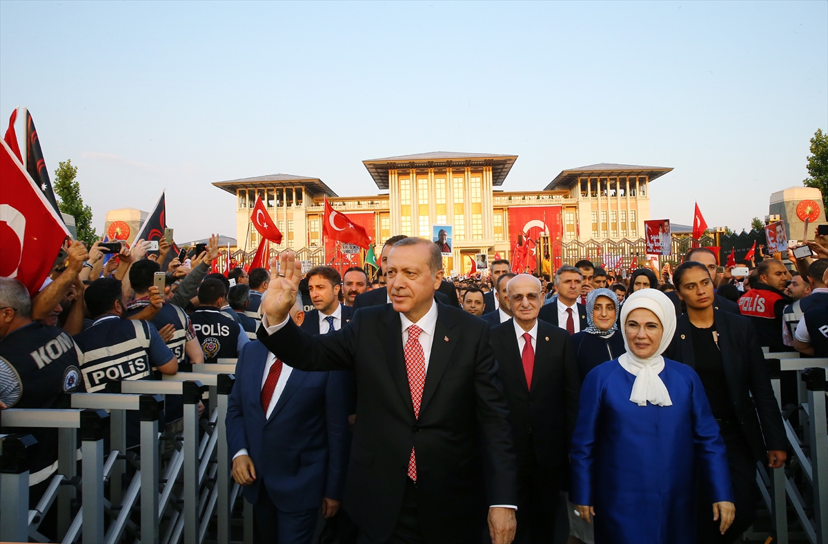 Erdoğanlar konutlarına yürüyerek geçti