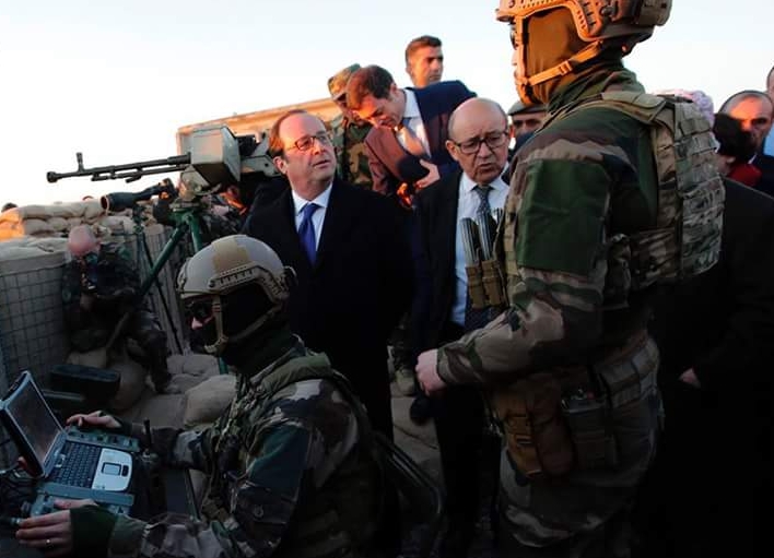 Fransa Cumhurbaşkanı cephede poz verdi