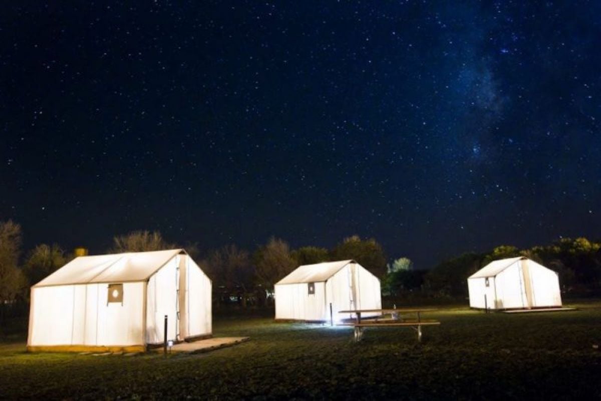 Texas'daki otel karavan ve çadırdan inşa edildi 