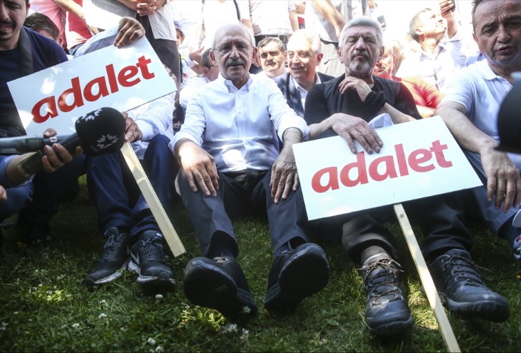 Koç Müzesi Kılıçdaroğlu'nun yürüyüş ayakkabılarını istedi