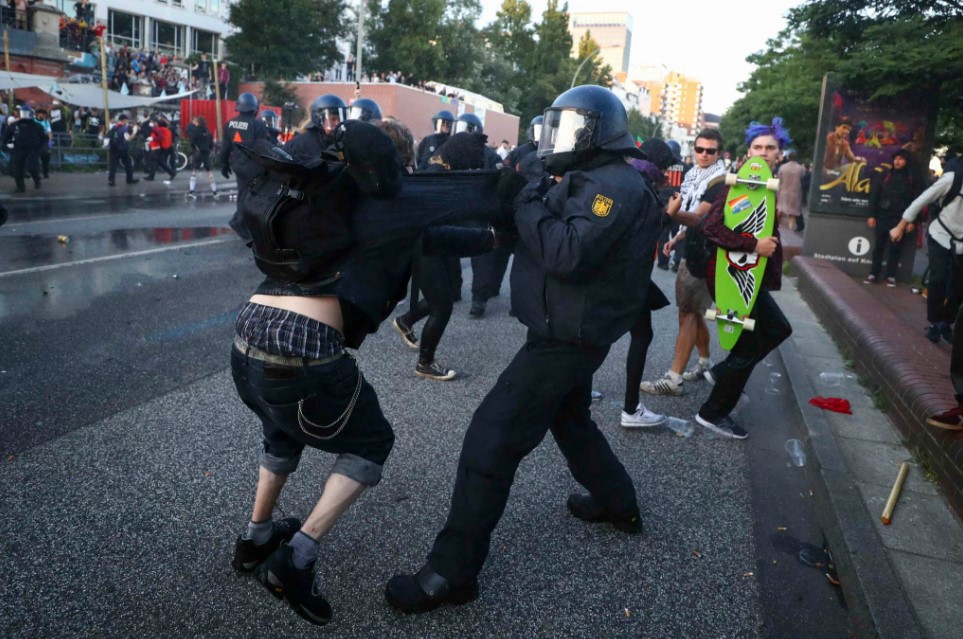 Hamburg polisi diğer bölgelerden destek gücü istedi