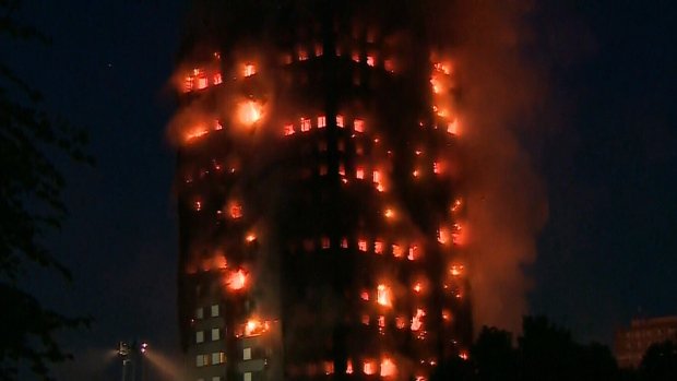 Londra'da 27 katlı binada yangın