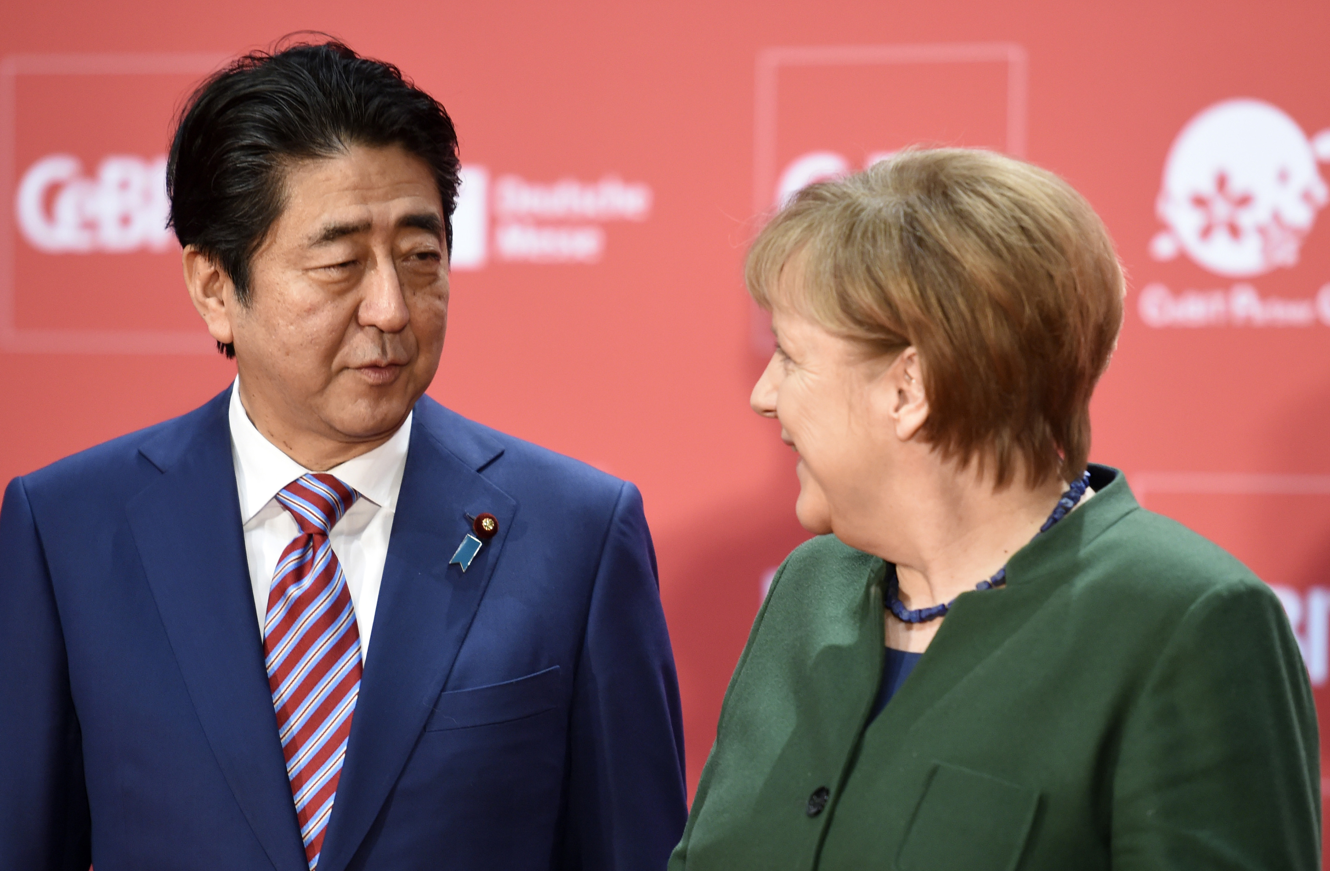 Merkel'den Trump'a gönderme: Serbest ticaretten yanayız