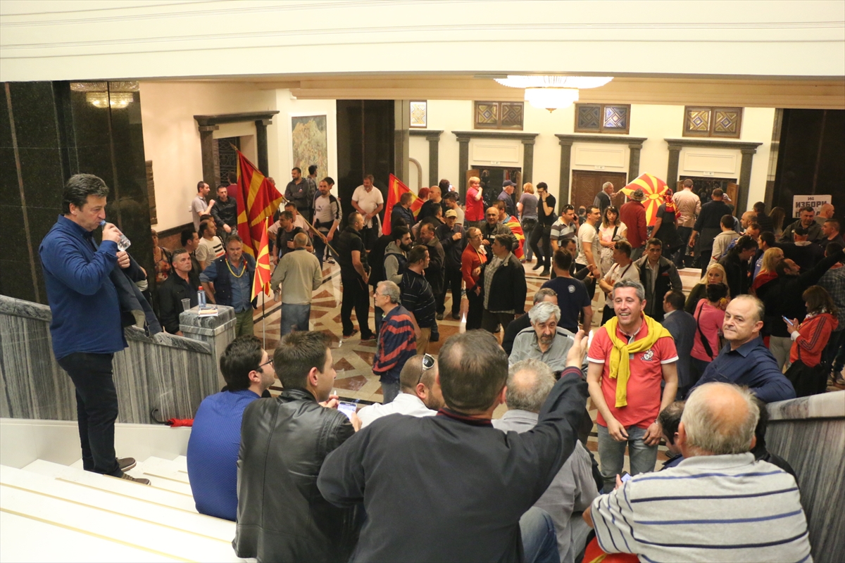 Makedonya Meclisi'nde milletvekilleri rehin alındı