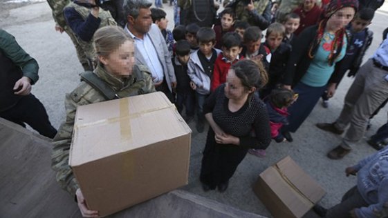 Hakkari'de kadın subaydan çocuklara destek