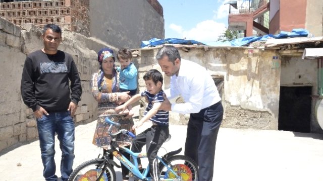 Yaşlanma hastası Mehmet bisikletine kavuştu