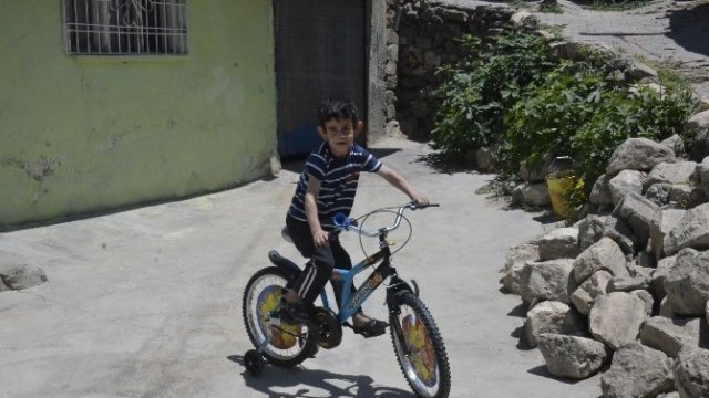 Yaşlanma hastası Mehmet bisikletine kavuştu
