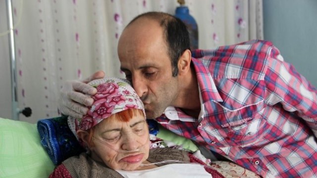 20 yıldır yatalak annesine bakan Urfalı yardım istiyor