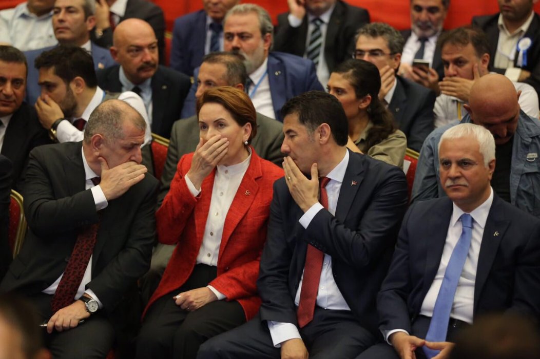 Akşener salona Başbakan Meral sloganlarıyla girdi