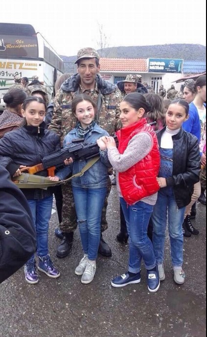Ermenistan'da çocukların eline silah verdiler
