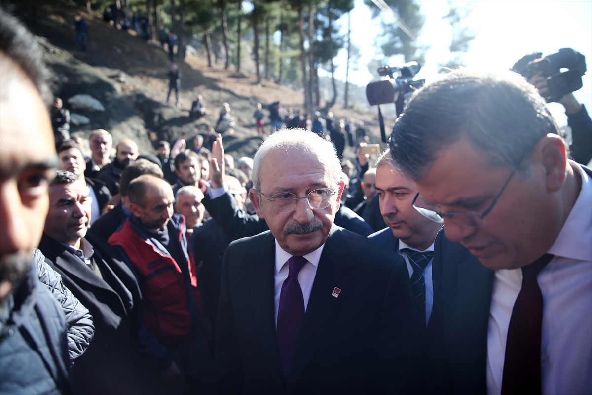 Kılıçdaroğlu gazetecilere demeç verirken zor anlar yaşadı