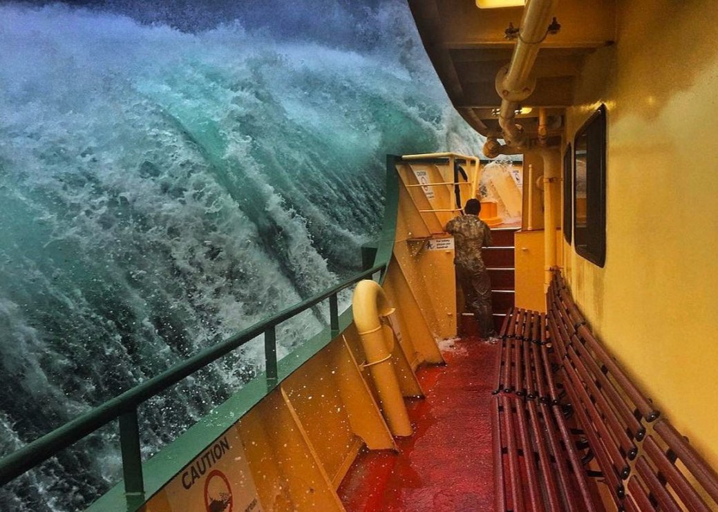 Avustralya'da bir feribot dev dalgalarla mücadele etti