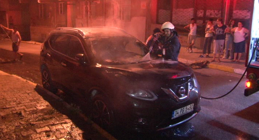 İstanbul'da 2 araç kundaklandı