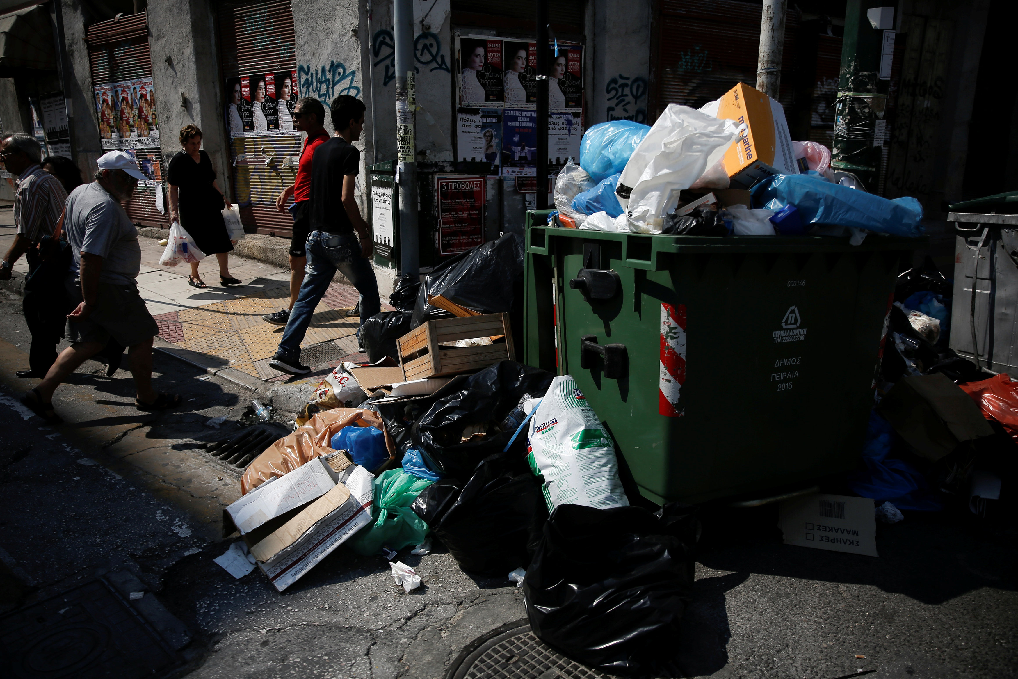 Atina sokaklarında çöp dağları oluştu