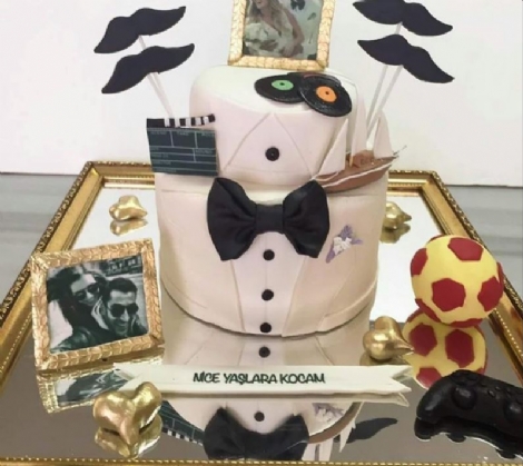 Sinem Kobal'dan eşine bıyıklı doğum günü pastası