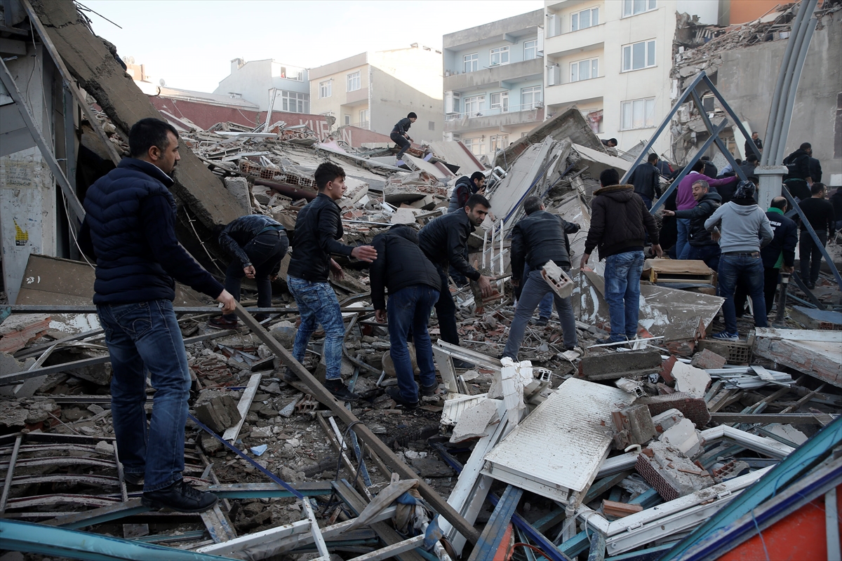 Zeytinburnu'nda bina çöktü