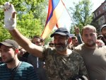 Ermenistan muhalif lideri Kadife Devrim kazandı