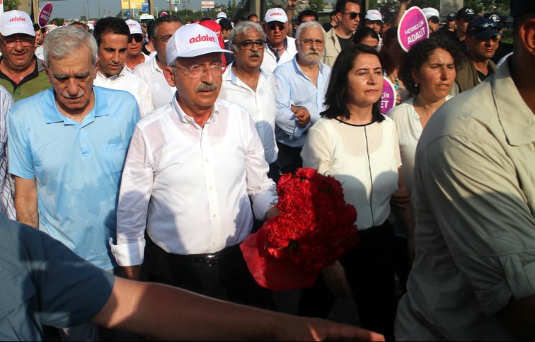 Kılıçdaroğlu HDP'lilerle kol kola girdi