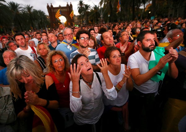 Katalonya'da bağımsızlığın ertelenmesi halkı yıktı