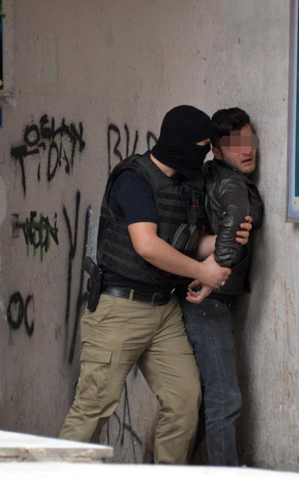 Diyarbakır'da polisin silahını almaya çalışan eylemci