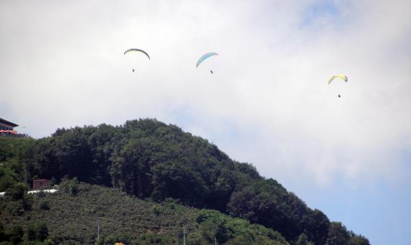 15 Temmuz şehitleri anısına yamaç paraşütüyle uçtular