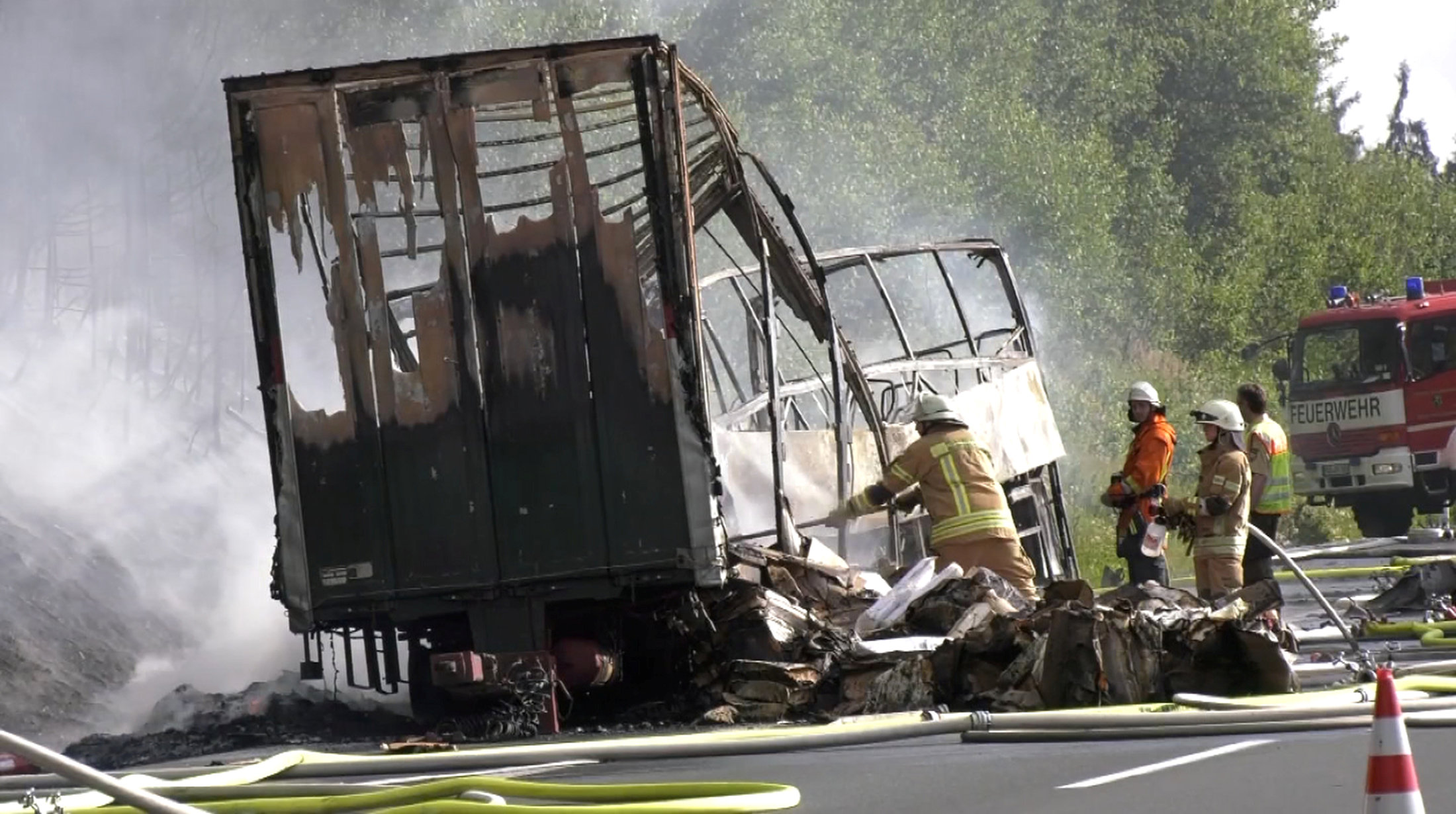 Almanya’da otobüs tırla çarpıştı