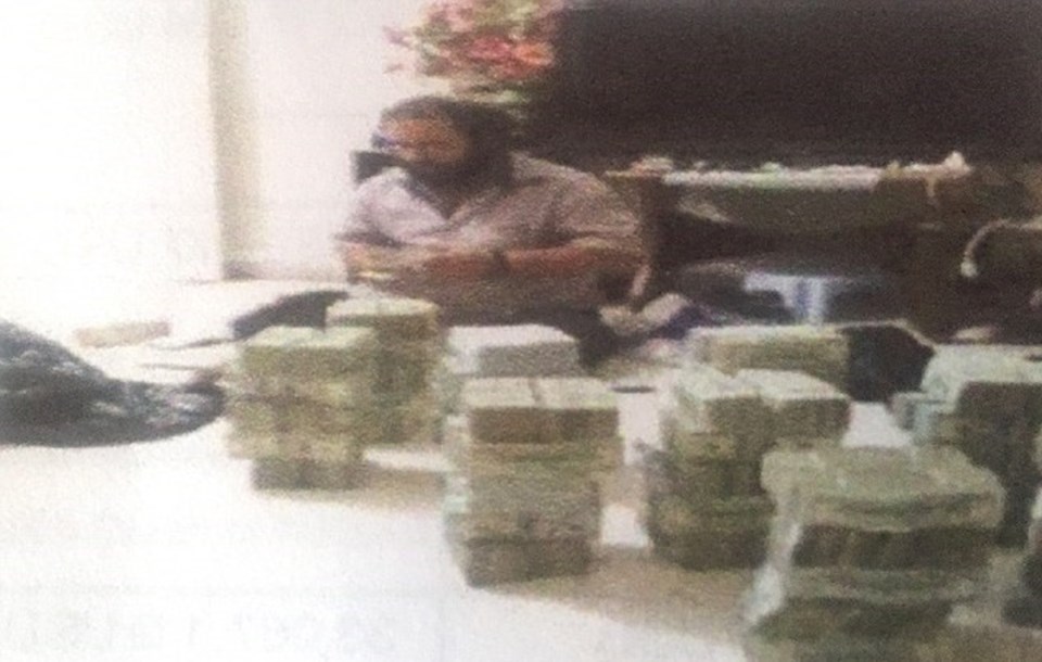 IŞİD komutanının para sayarken görüntülendiği an