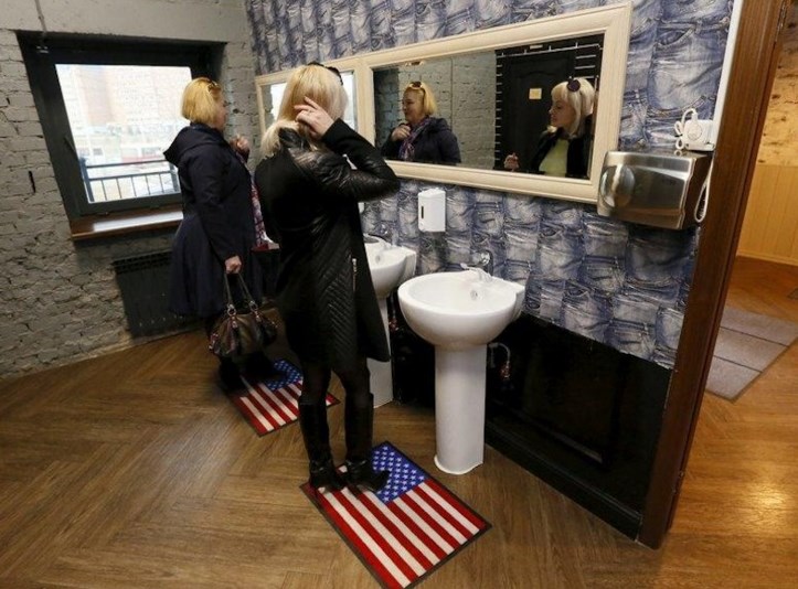 Putin kafede Obama'lı tuvalet kağıdı